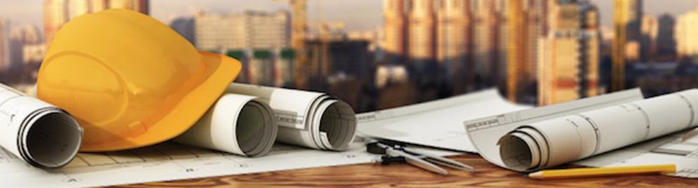 Casque de chantier sur plans de construction